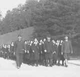 修学旅行を引率する藏五郎（1942年）、藏五郎は晩年まで修学旅行や夏季合宿などに参加し、生徒達に指導をした