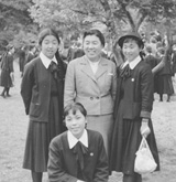 修学旅行で生徒と（1956年）