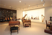 写真 上野学園所蔵の古楽器(ピリオド楽器)